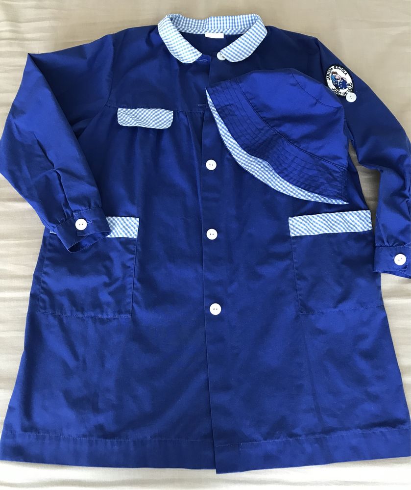 Bibe azul e chapéu