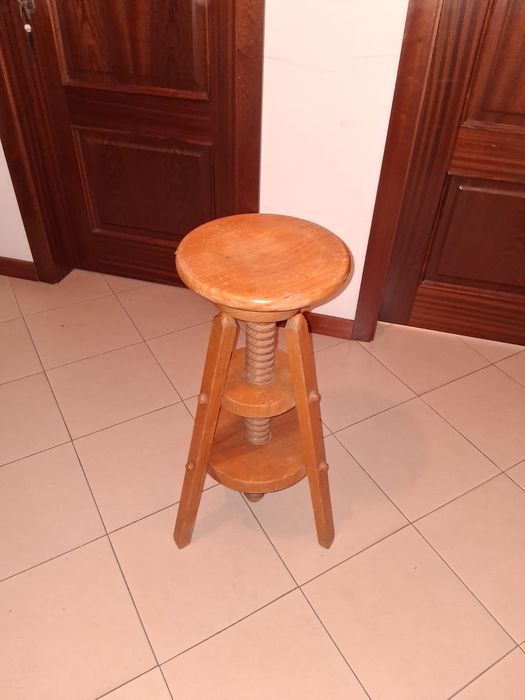 Cadeiras de sala jardim e banco de balcão