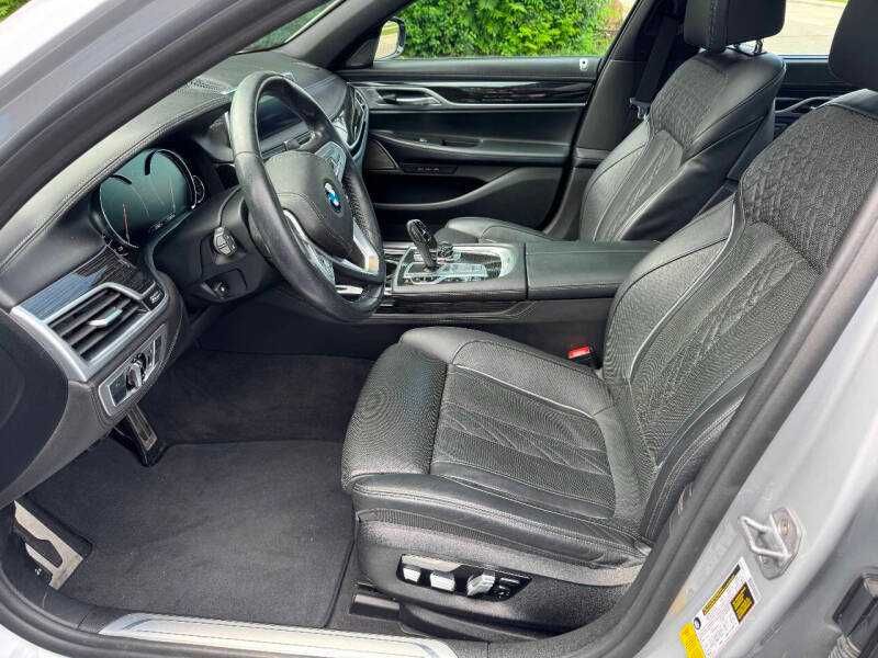 BMW 740i 2019 року