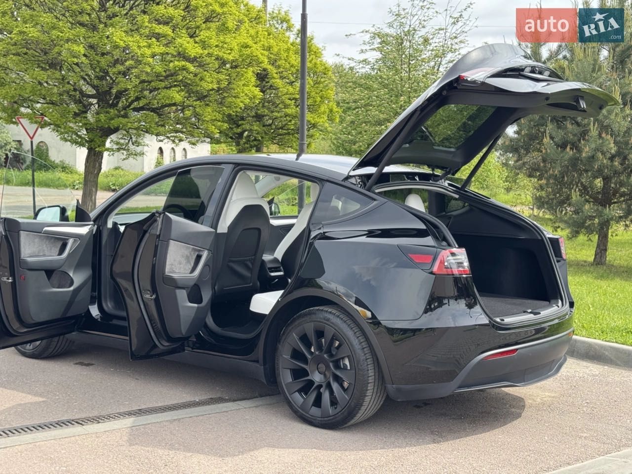 Tesla Model Y Standard Range RWD 2024 | MCU 4.0 | Автопілот | 8 000 км