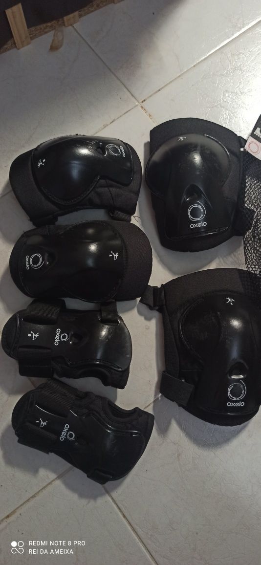 Conjunto de patins, capacete e protecções