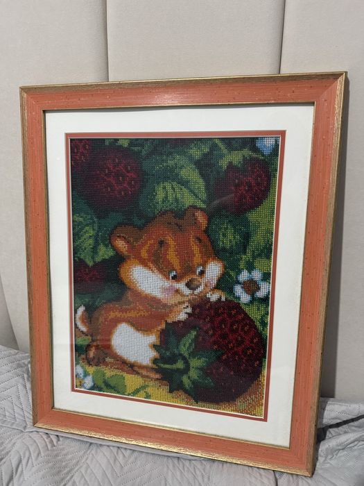 Картина з бісера «Хомʼяк з полуницею»