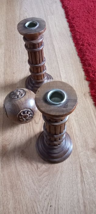 Castiçais de madeira e uma bola decoração