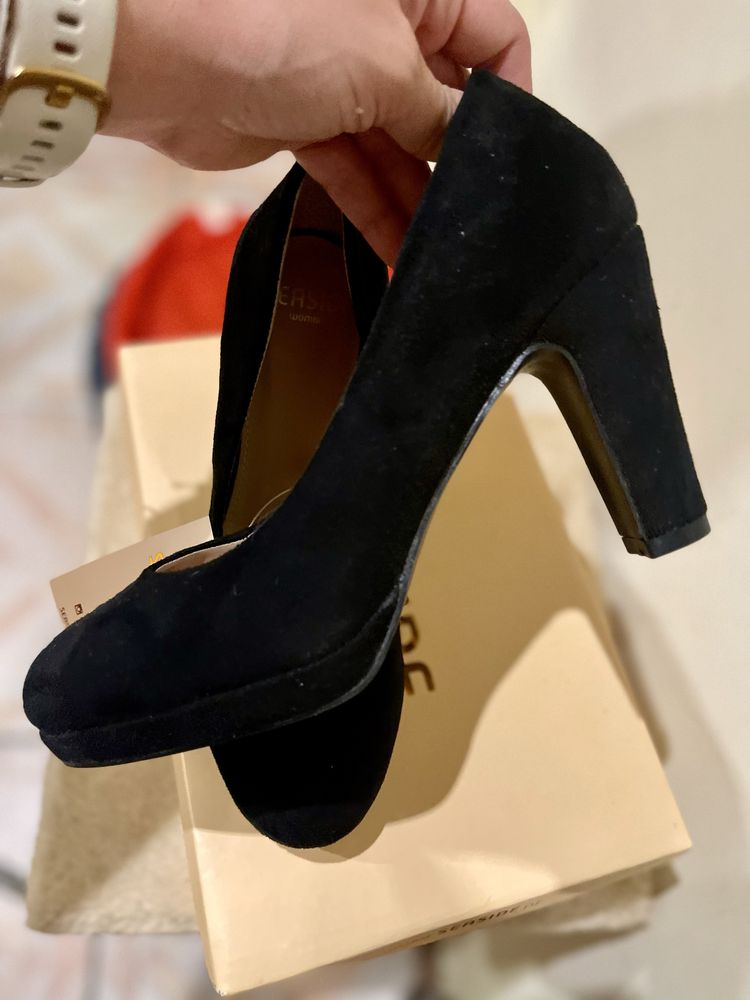Sapatos de salto efeito veludo, muito elegantes (novos!)