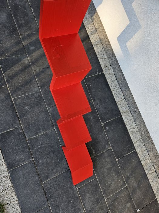 Drewniana półka z niewidocznym montażem