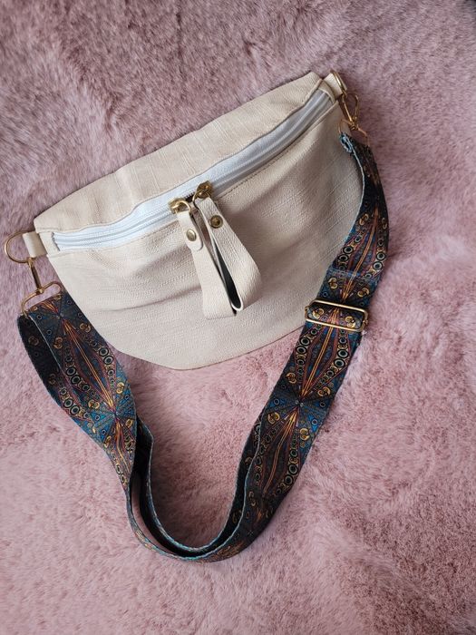 Świetna torebka nerka beżowa kremowa na suwak kolorowy pasek boho idea