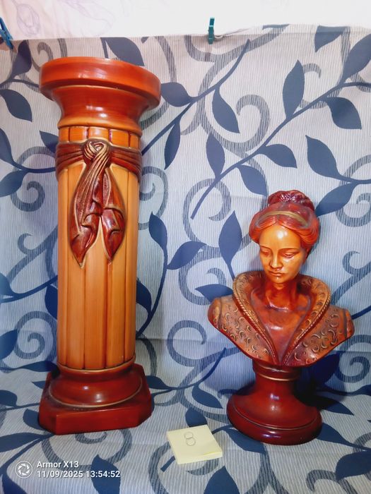 1 jarra estilo chinesa , um pedestal com busto e uma jarra grande