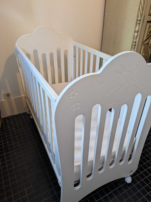 Berço em madeira lacada em muito bom estado (com colchao)