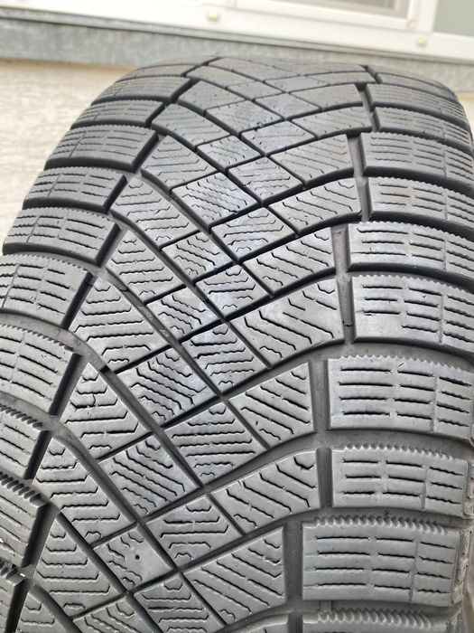 Зимові шини Pirelli Ice Zero FR 235/45 R18