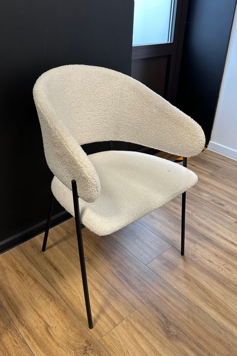 Krzesło baranek na czarnych nóżkach