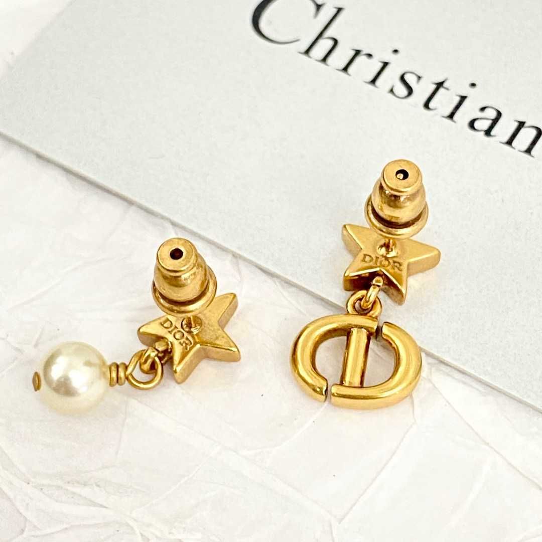 Fashionable and exquisite earrings