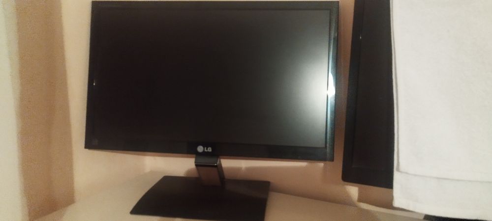 Sprzedam dwa monitory i jedną jednostkę systemową.