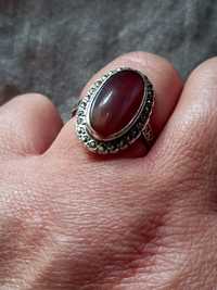 Srebrny pierścionek z chalcedonem i markazyty