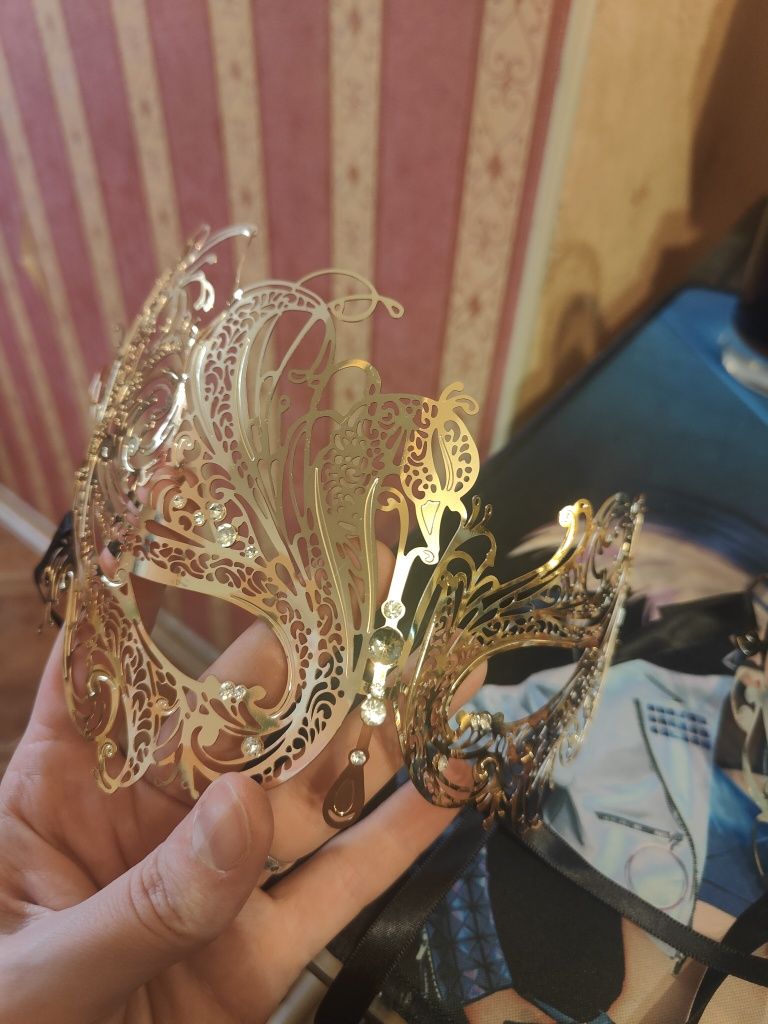 Золотая карнавальная маска на бал, металл