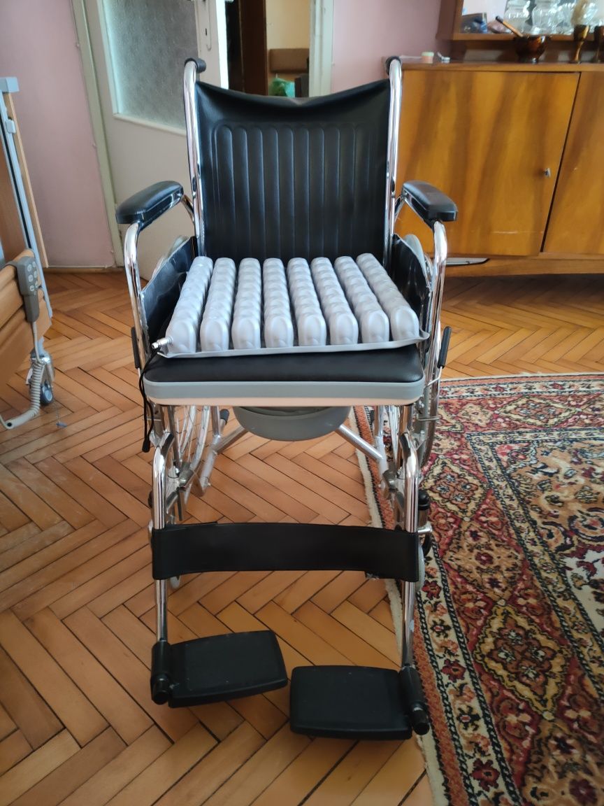 Wózek inwalidzki z toaleta