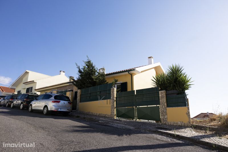 Moradia T3+1 com Garagem, Anexo e Cozinha Exterior, Famões, Odivelas