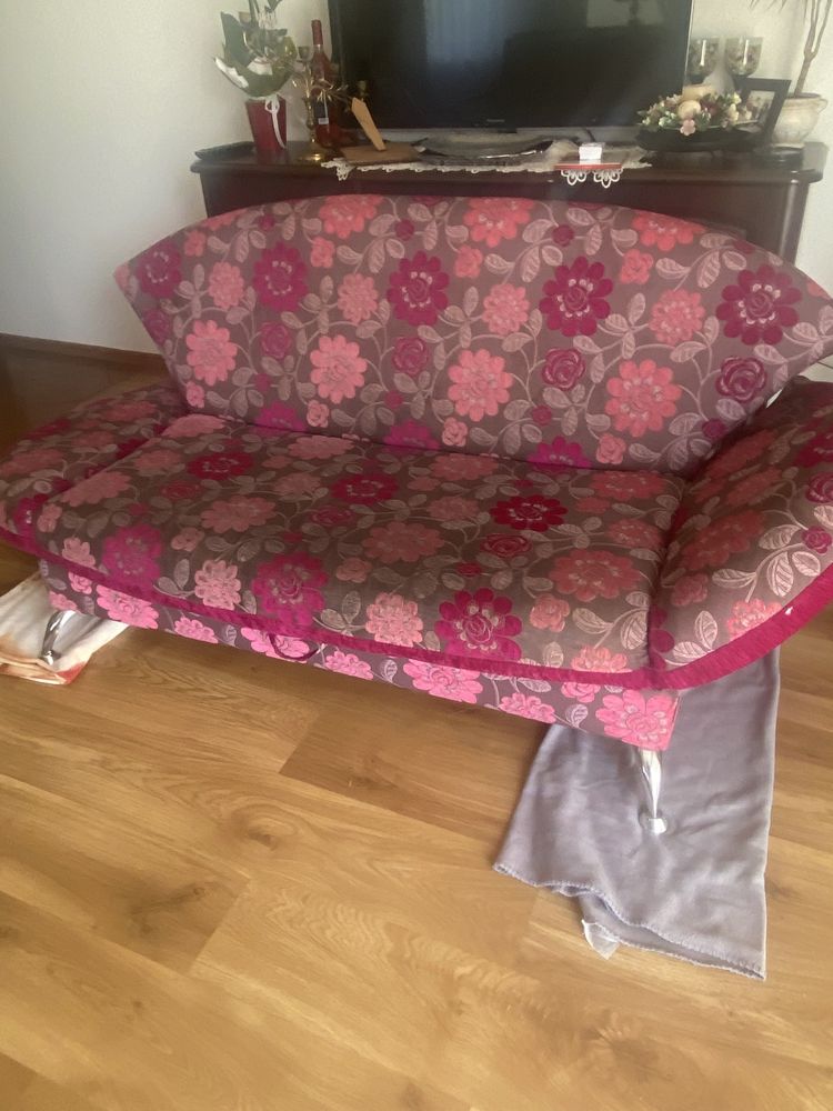 Fioletowa kanapa w kwiaty sofa