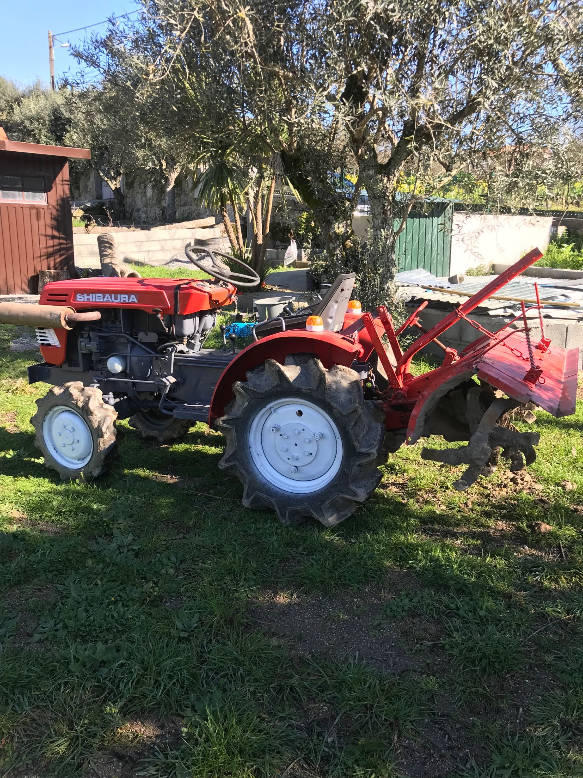 Vendo trator agrícola muito bem estimado