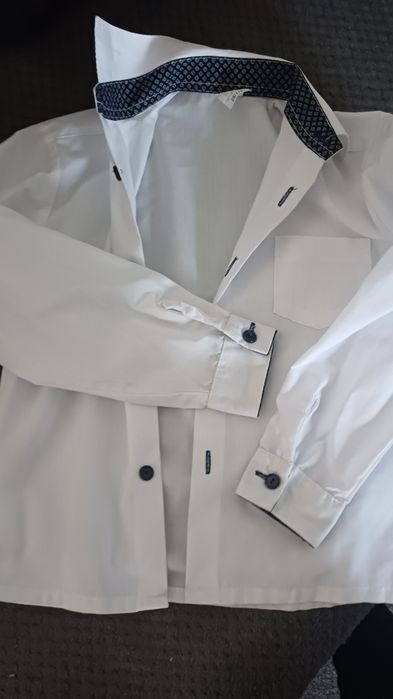 Biała koszula chłopięca