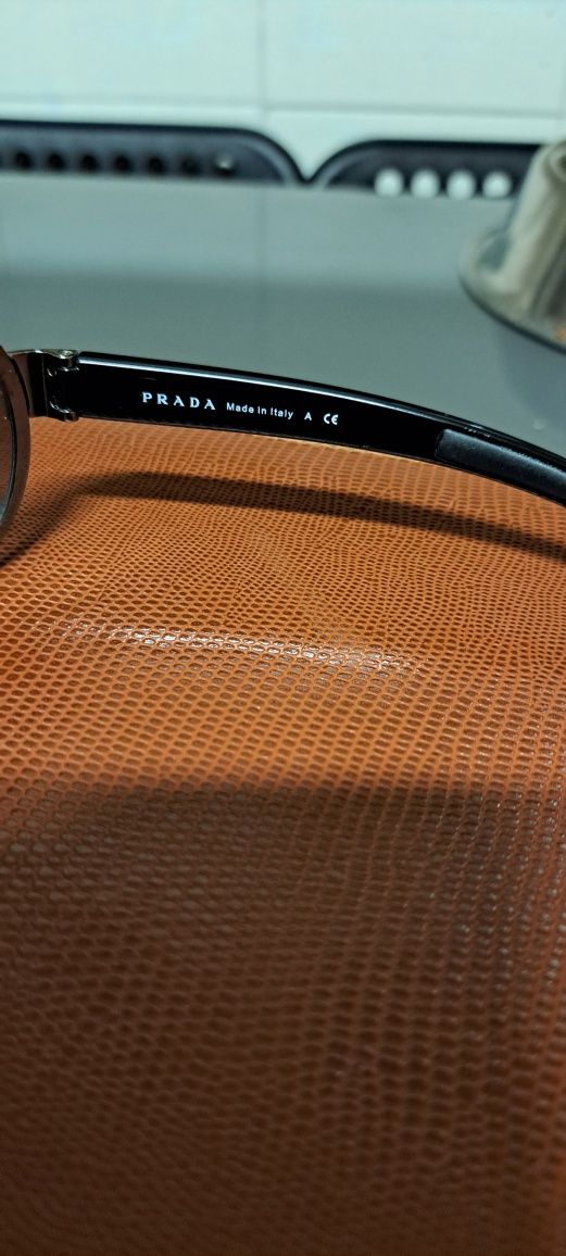 Óculos de sol Prada modelo sps 53l.