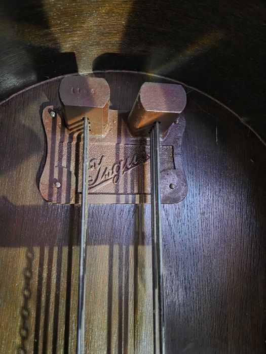 Stylowy zegar Isgus stojący – klimat dawnych lat, wyjątkowy charakter.