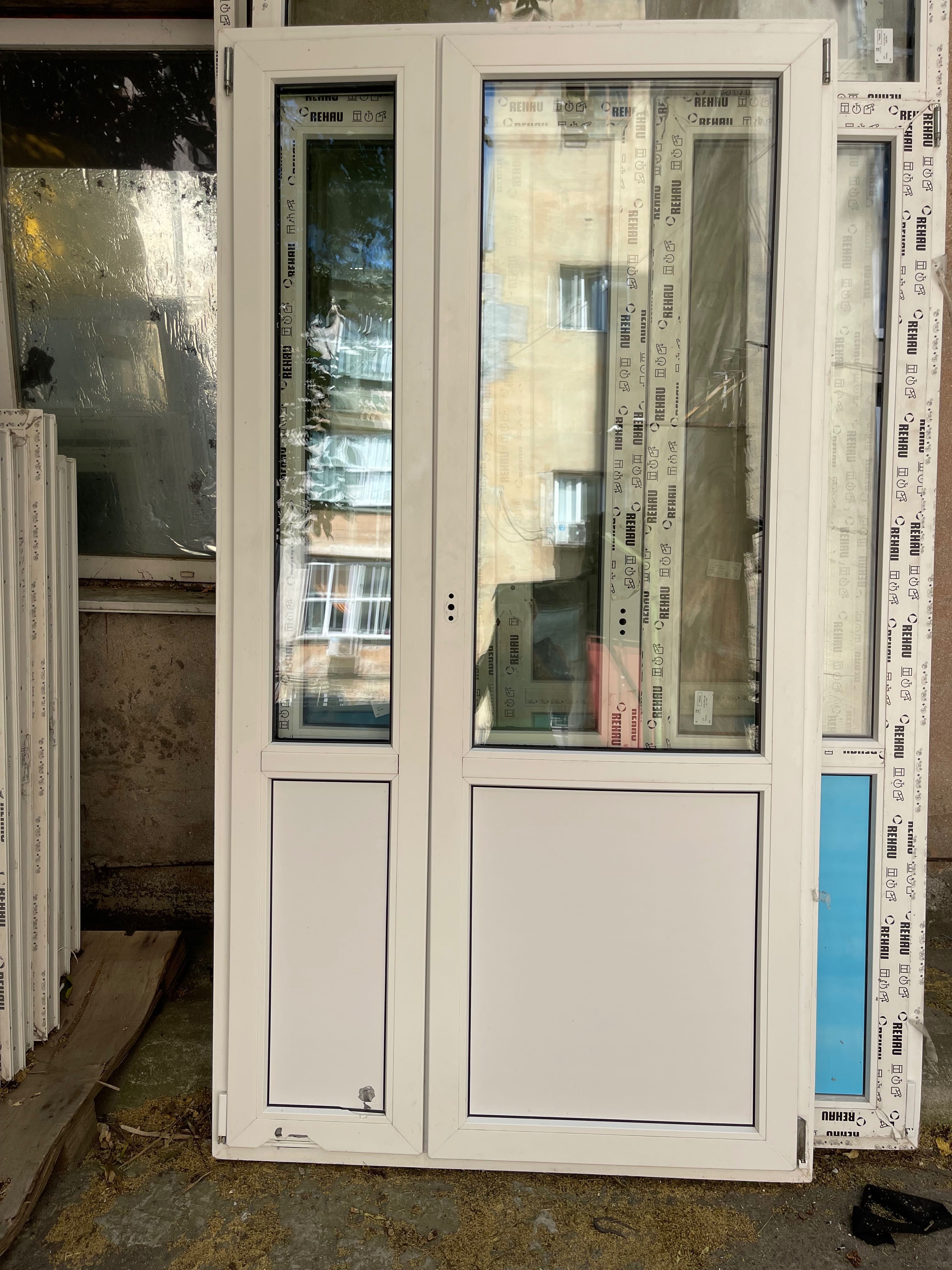 Дверь штульповая REHAU. Две створки открываются.  137*238см.