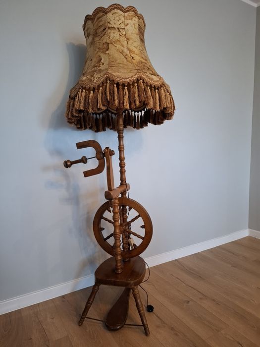 Stara zabytkowa lampa na kolowrotku