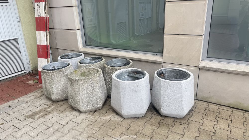 Śmietnik betonowy z wkladem.