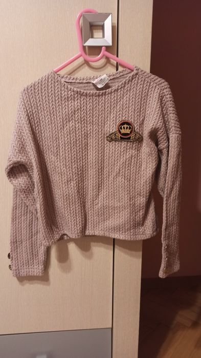 Krótszy sweterek dla dziewczynki