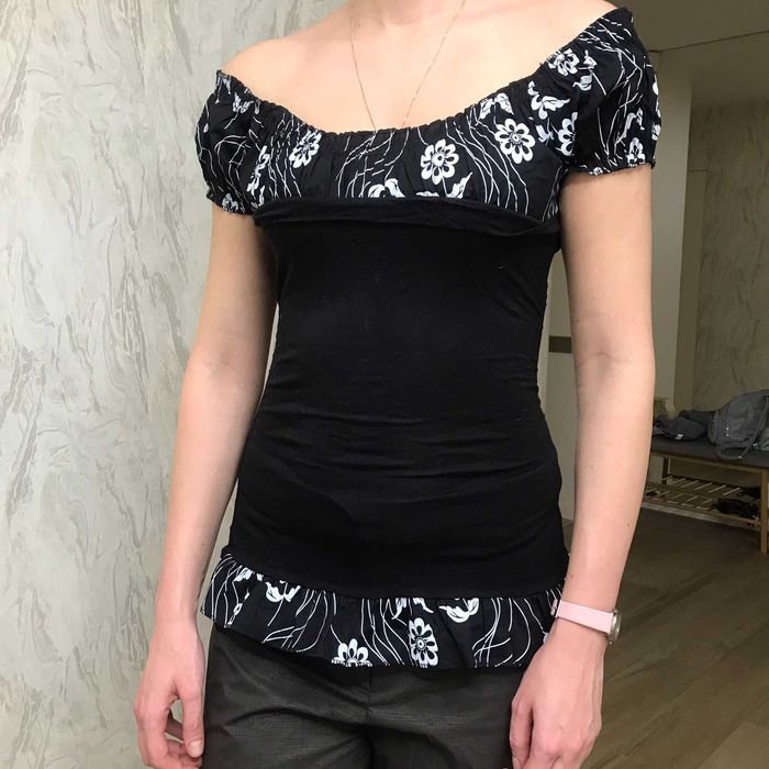 Жіноча футболка з відкритими плечима