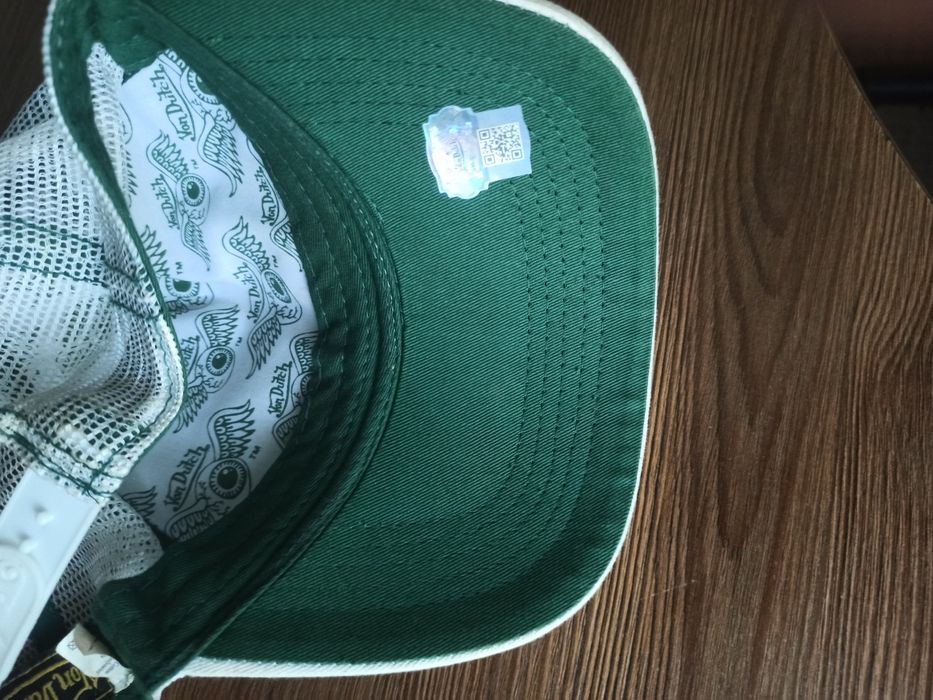 Кепка Von Dutch.