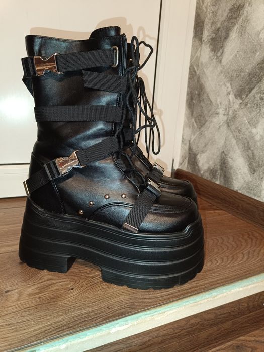 Жіночі чоботи на великій платформі