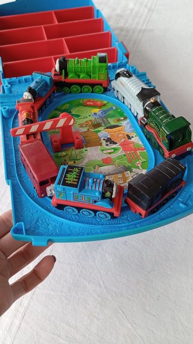 Walizka Tomek i przyjaciele i 8 pociągów