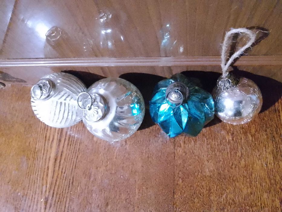 Новогодние украшения и шары на ёлку