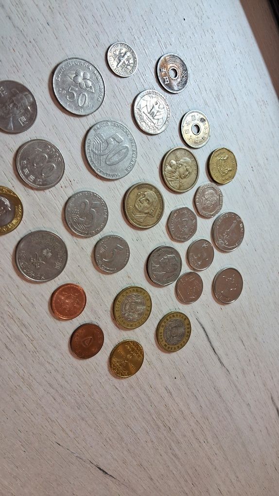 Монети та паперові гроші з різних куточків світу