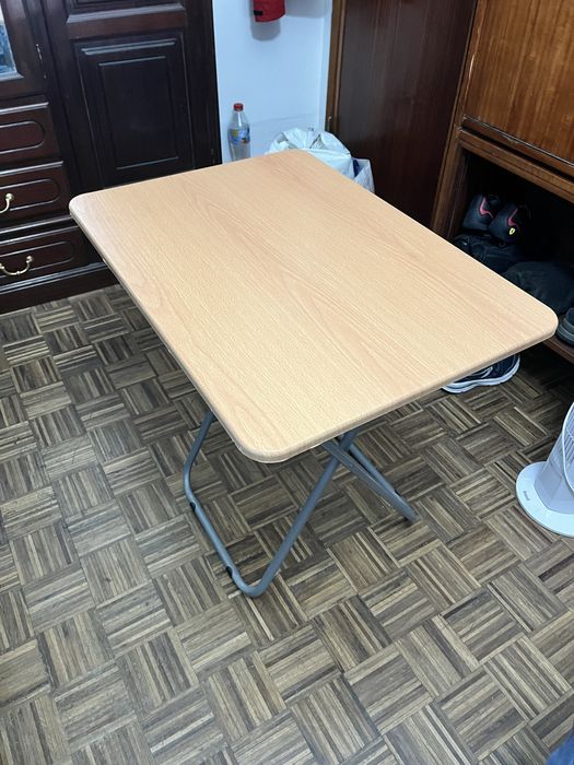 Mesa quadrada em madeira com pes de metal