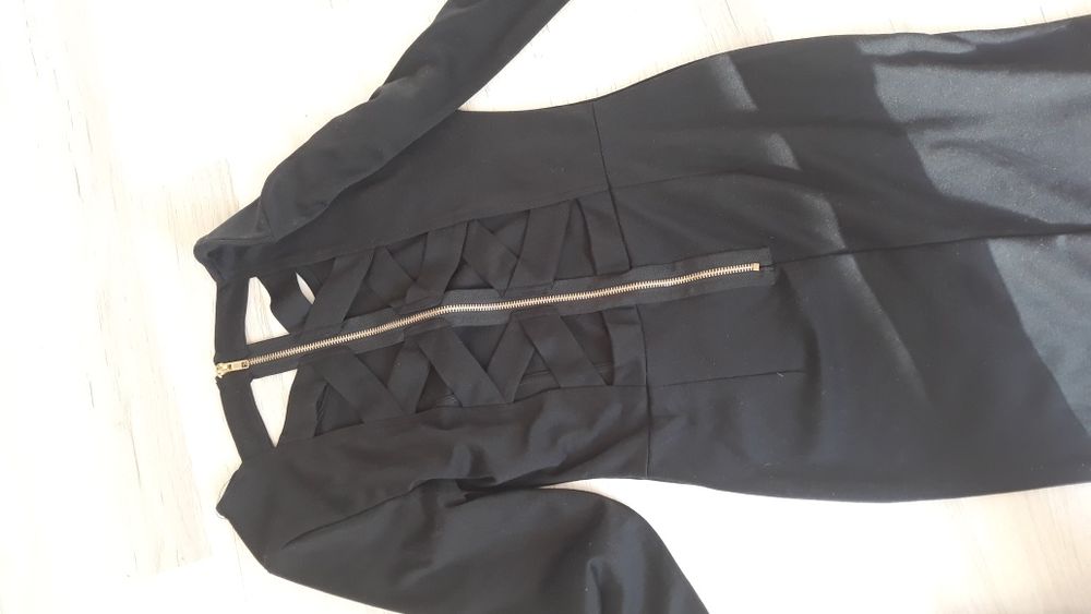 Sukienka mała czarna z wycięciami na plecach