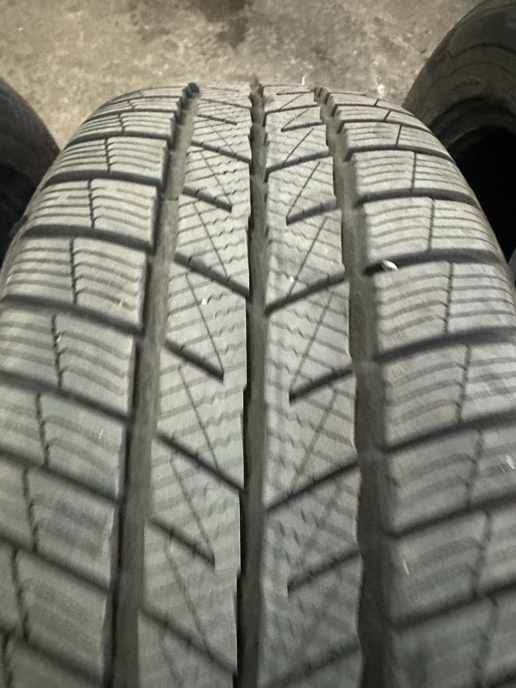 Продам практически новую зимнюю резину Barum Polaris 5 255/55 R18.