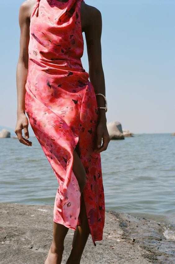 Vestido acetinado com estampado floral da Zara