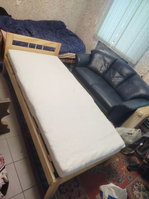 Продаю ліжко .3 шт.з матрацами в гарному стані