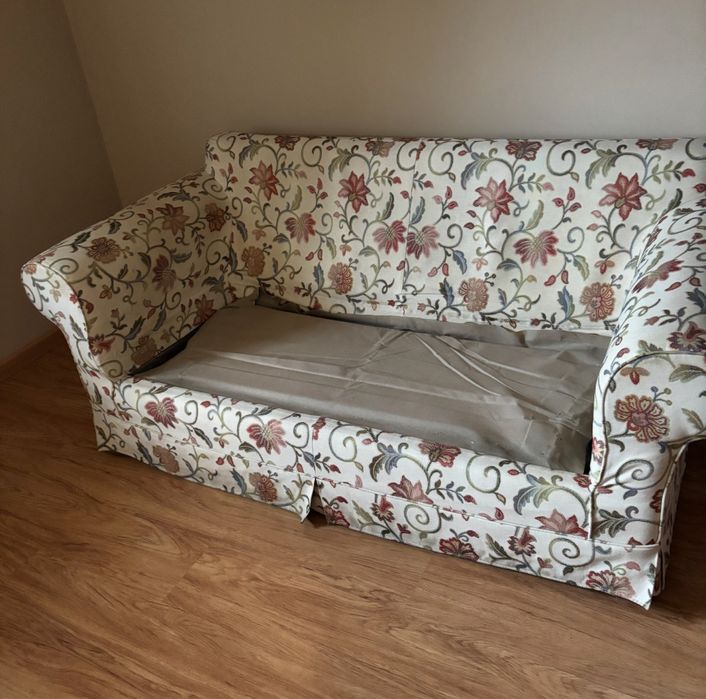 Kanapa z pufą w kwiaty w stylu angielskim rozkladana dwuosobowa