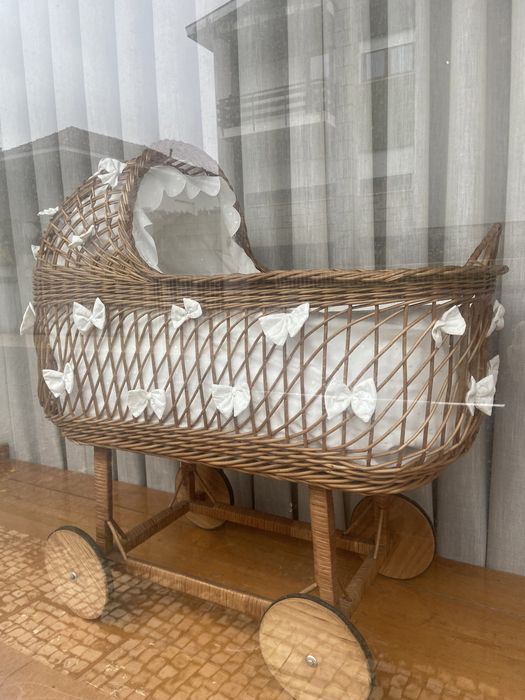 Berço artesanal em vime forrado a bordado inglês