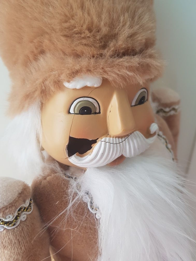 Duża figurka dziadek do orzechów marki Pepco.