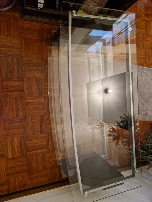 Móveis de sala: 1 sofá, 1 tapete, 1 aparador, 1 mesa de centro e 1 mes