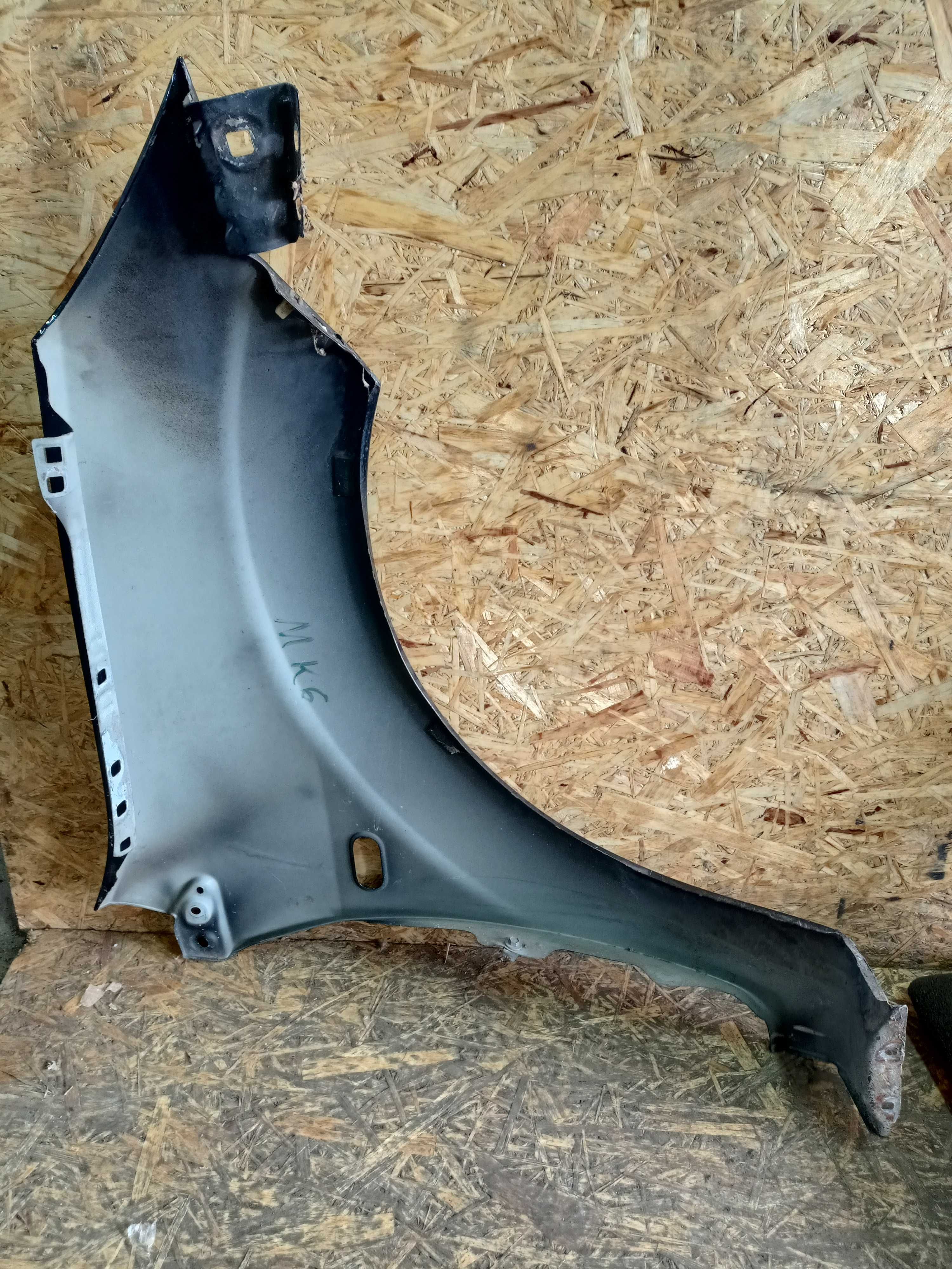 Ford Fiesta MK6 błotnik lewy przód przedni kolor czarny D2 (rysy)
