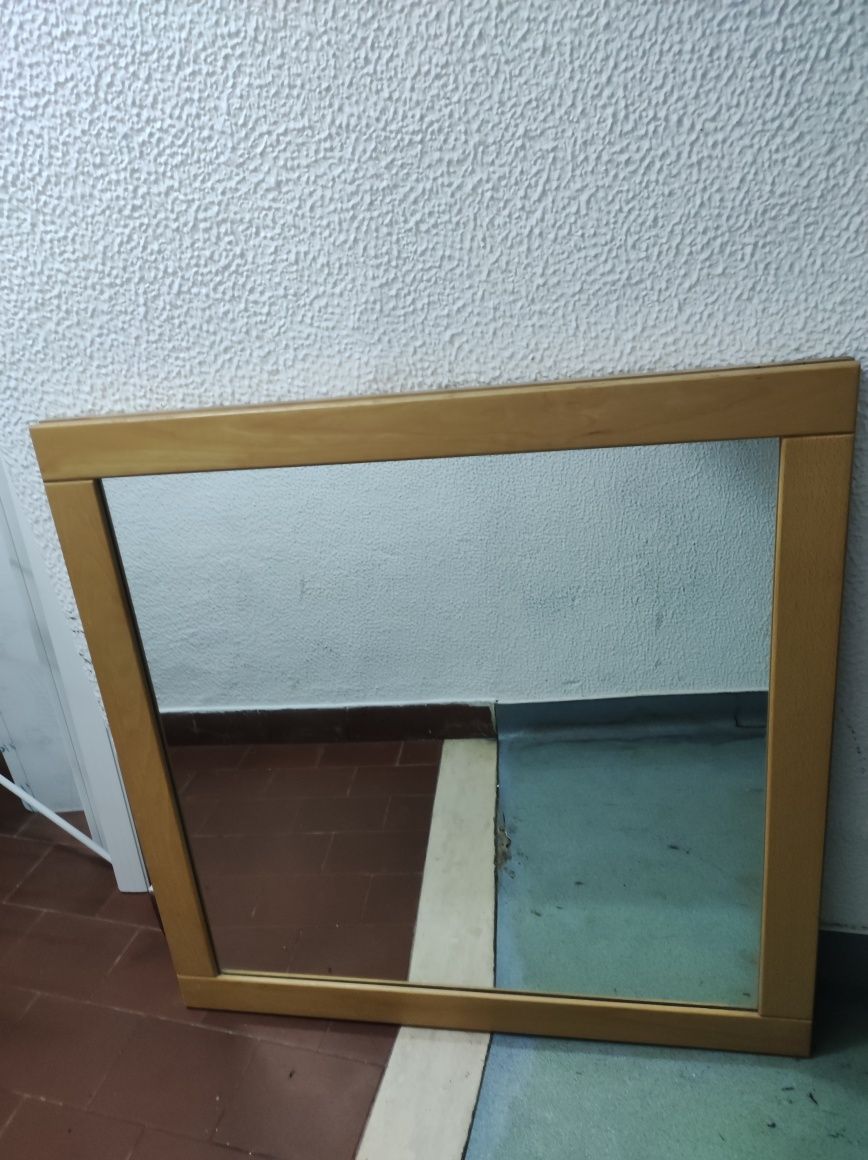 2 espelhos com moldura em madeira