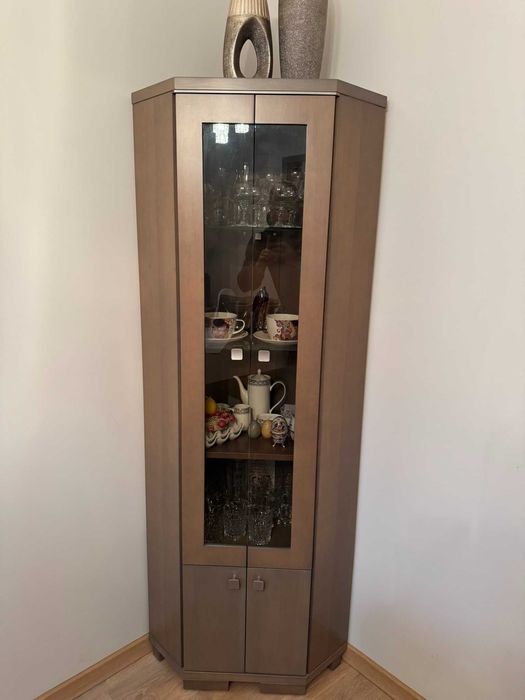 Witryna narożna – drewniana, brązowo-popielata, eleganckie wykończenie