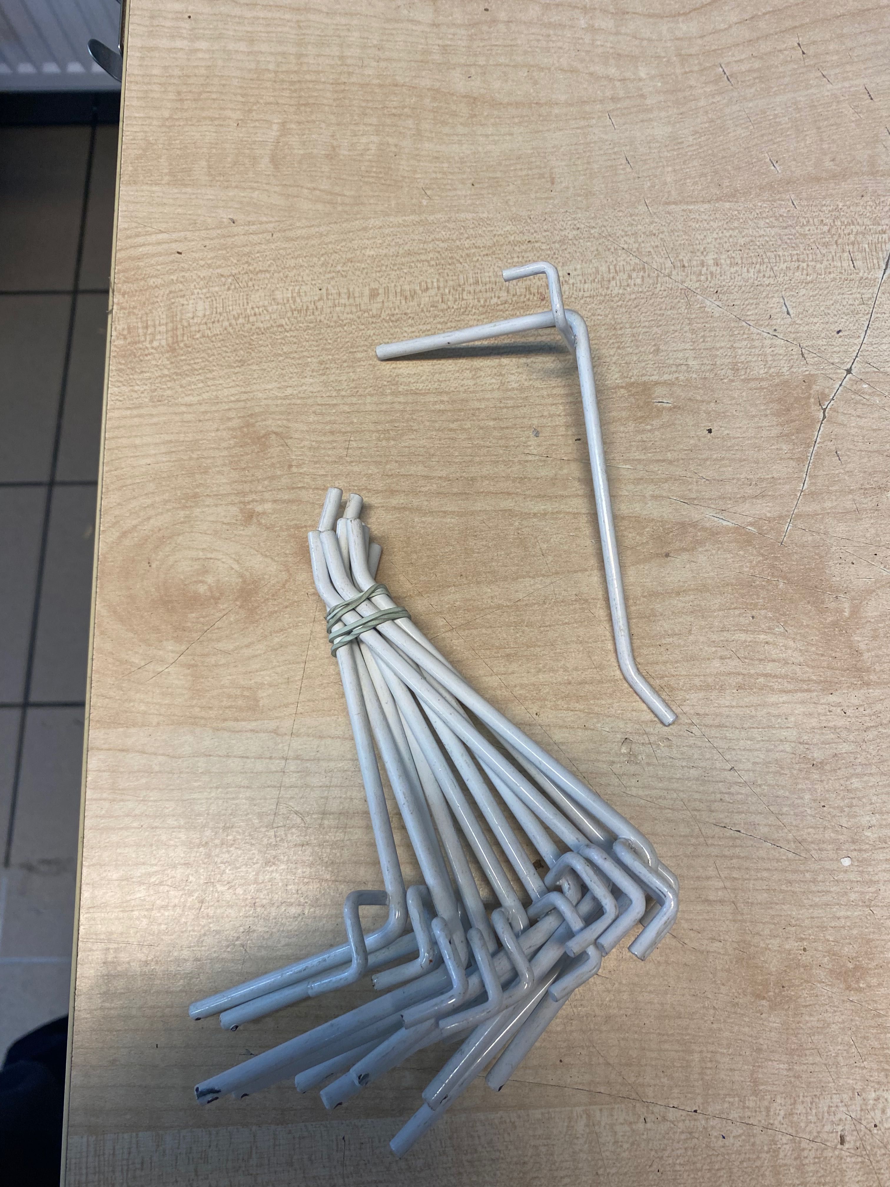Haki haczyki zawieszki sklepowe na kratę białe 12 cm