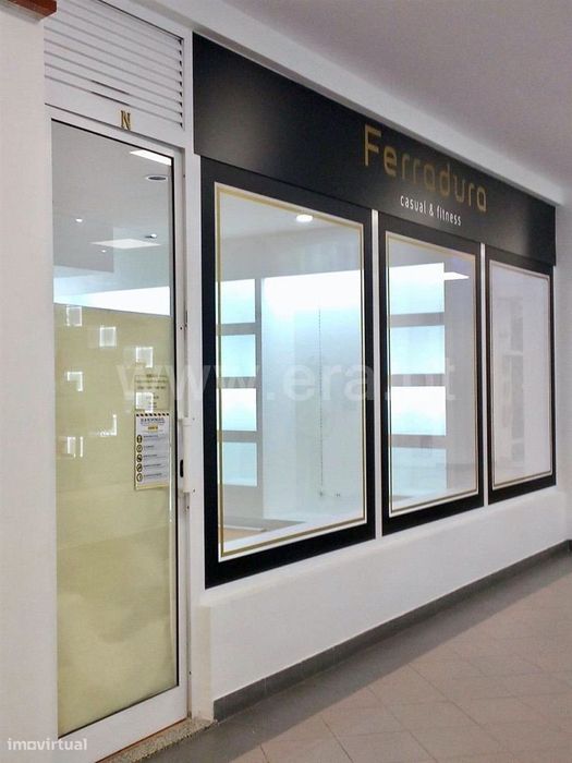 Loja em galeria comercial no centro de Paredes