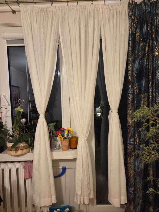 Biała nowa firanka na taśmie